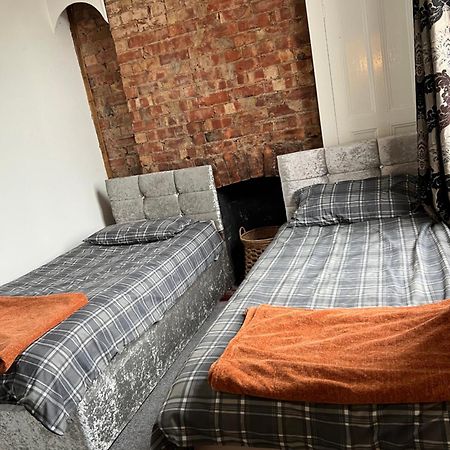 Quigley Buildings - Stylish Entire 2 Bed House Sleeps 5 Wigan - Private Garden - Free Parking - Wifi - Secure Garden Apartment ภายนอก รูปภาพ