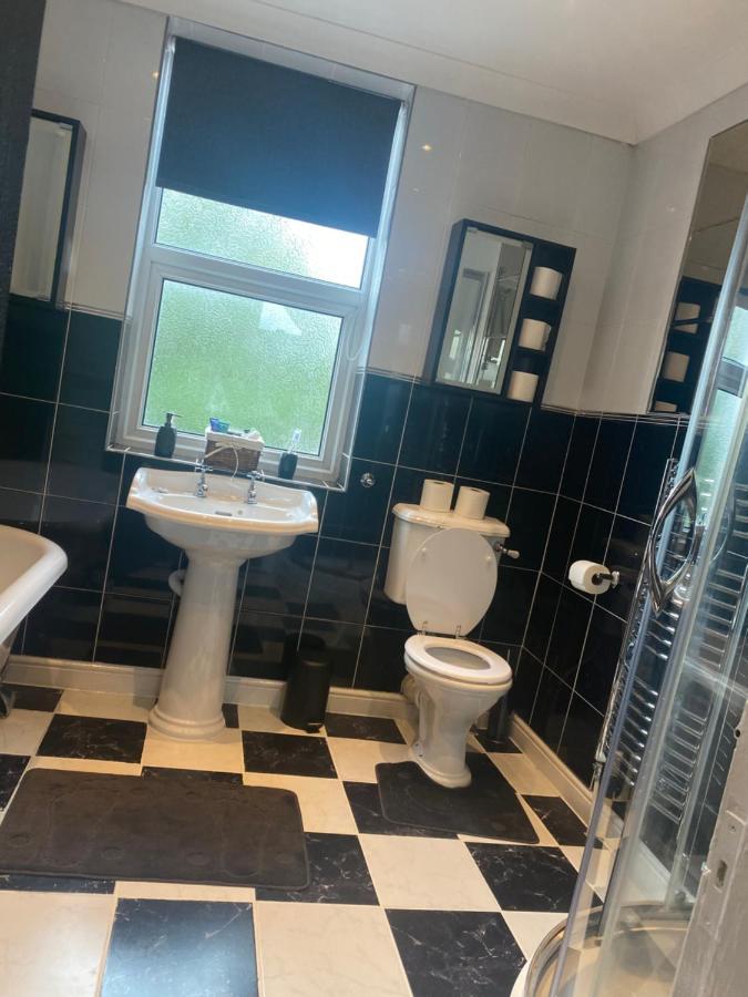 Quigley Buildings - Stylish Entire 2 Bed House Sleeps 5 Wigan - Private Garden - Free Parking - Wifi - Secure Garden Apartment ภายนอก รูปภาพ