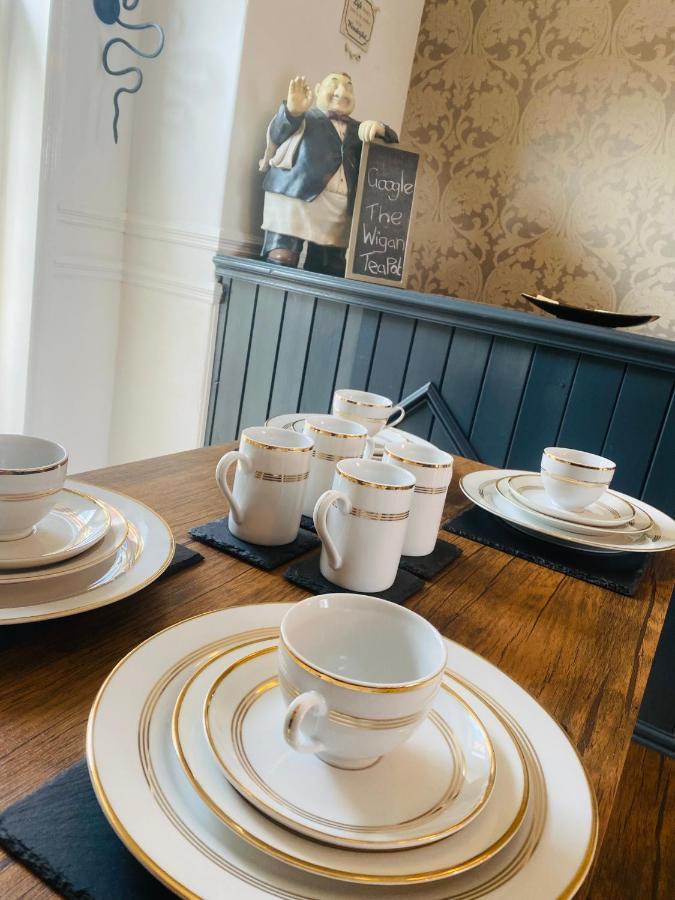 Quigley Buildings - Stylish Entire 2 Bed House Sleeps 5 Wigan - Private Garden - Free Parking - Wifi - Secure Garden Apartment ภายนอก รูปภาพ