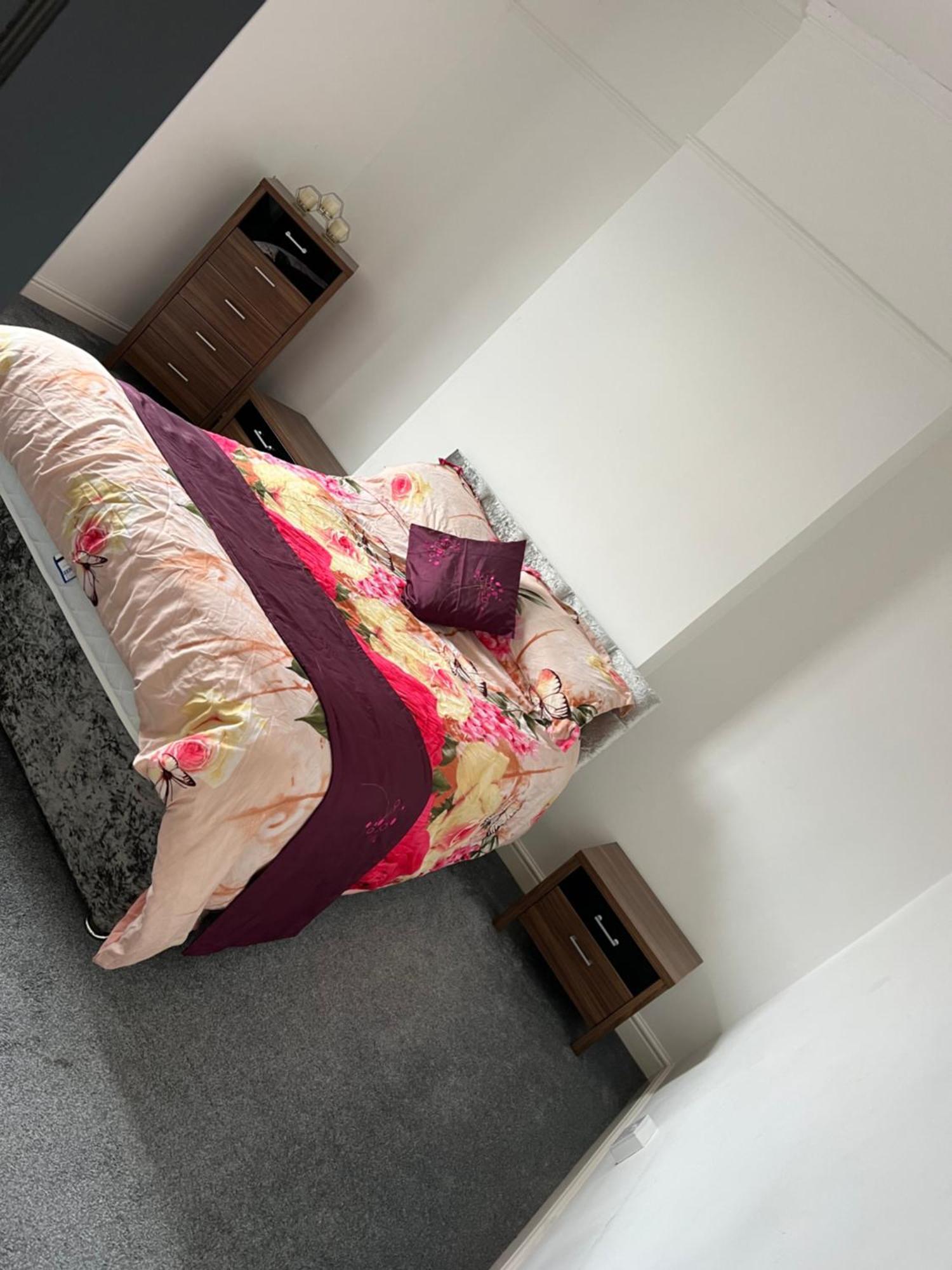 Quigley Buildings - Stylish Entire 2 Bed House Sleeps 5 Wigan - Private Garden - Free Parking - Wifi - Secure Garden Apartment ภายนอก รูปภาพ